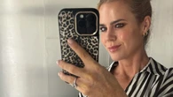 Amelia Bono apuesta por la comodidad con estilo: su look con camisa de Zara y shorts vaqueros es perfecto para los días de calor