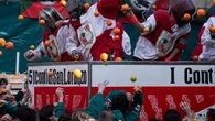 La 'Tomatina' italiana: el festival donde se lanzan toneladas naranjas entre los vecinos