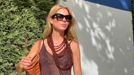 El vestido de hilo metalizado de Massimo Dutti que nosotras llevaríamos de fiesta es el que Amelia Bono lleva a la playa con bikini de leopardo
