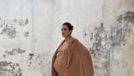 El conjunto de falda midi y cárdigan de Marta Lozano es todo lo que necesitamos para vestir cómoda sin perder la elegancia