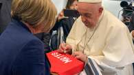 El Papa Francisco firma una camiseta enviada por la madre de Mateo, el niño asesinado en Mocejón