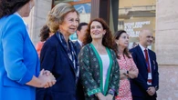La Reina Sofía continúa en Almería con su uniforme favorito (e infalible) que todavía podemos llevar a la oficina