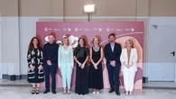 La Reina Letizia sorprende con un 'total look' negro con cuero incluido para una veraniega tarde de monólogos científicos en Madrid
