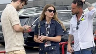 Este verano el vestido más corto se lleva vaquero como ha hecho Clara Chía para un domingo de Fórmula 1