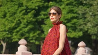 El look más parisino y coquette lo tiene Pilar de Arce con vestido camisero midi y bailarinas en color rojo