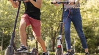 Persecución surrealista: acusan a un diplomático de perseguir al patinete con el que casi se choca para agredirle