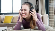 Este es el tipo de música que escuchan las personas más inteligentes, según Oxford