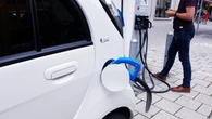 España cuenta con más de 13.000 puntos de carga de vehículos eléctricos inoperativos: "No merece la pena tenerlos funcionando"
