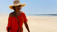 Naty Abascal, puro estilo a sus 82 años de vacaciones en la playa: vestido naranja de estilo caftán y sombrero de rafia