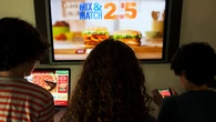 Ver cinco minutos de anuncios sobre comida basura dispara el consumo de calorías