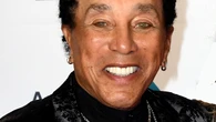 Smokey Robinson contraataca: demanda por 500 millones a sus antiguas empleadas