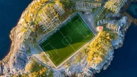 Donde el balón vuela junto a auroras boreales: así es campo de fútbol más bello y remoto del mundo