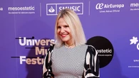 Eugenia Martínez de Irujo apuesta por este mono de IQ Collection (y maxi plataformas) para el concierto de Rosario en Madrid