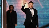 ¿Quién es Ike Barinholtz, el actor que será Elon Musk en la película sobre OpenAI?