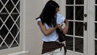 Así elevan las mejor vestidas un look de vaqueros y camiseta blanca esta primavera