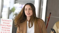 Ana de Armas ya tiene las zapatillas de lujo de 850 euros de Louis Vuitton para su look de aeropuerto más estiloso