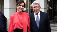 Isabel Díaz Ayuso se vuelve a convertir en la invitada perfecta con blusa roja con lazada al hombro y falda maxi volumen