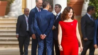 Ayuso conquista Barcelona con vestido rojo midi (muy madrileño) y las alpargatas de cuña más altas