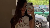 Violeta Mangriñán se suma a la camiseta feminista de Ester Expósito que mejor queda con vaqueros