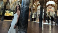 Sara Carbonero ha metido en su maleta a Córdoba el vestido plisado fluido más fresquito para el verano 2025