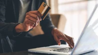 Jonathan Kim, experto financiero, alerta sobre el peligro de comprar ahora y pagar más tarde: "Anima a gastar más de la cuenta"