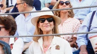 El look safari de la Infanta Elena para una tarde calurosa en Las Ventas: sombrero y bolso fucsia para su cita con los toros