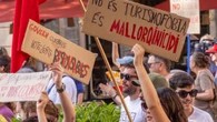 Oleada de protestas en toda España contra el turismo masivo: “Un turista más, un vecino menos”