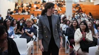 El look de Ayuso en Ecuador con su uniforme favorito que nunca falla: blazer oversize + botas altas