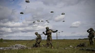 España lidera misión en Letonia lanzando en paracaídas artillería Light Gun L116
