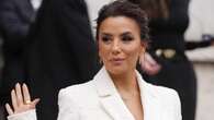 El traje blanco de Eva Longoria en París es perfecto para las mujeres bajitas hasta en invierno