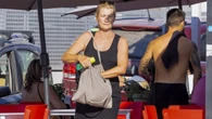Ana Duato reaparece en Ibiza tras ser absuelta con un look cómodo con mini vestido negro y chanclas
