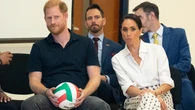 Meghan Markle vuelve a poner de moda (en medio de la polémica) la falda pareo elegante y la lleva como una reina