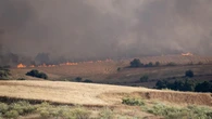 Poblaciones confinadas, cortes de carreteras y lluvia de ceniza por el incendio en Méntrida que llega hasta Madrid