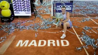 El punto casi nunca visto en la final de Madrid entre Sabalenka y Gauff: corre a por una bola... Y se deja la raqueta por el camino