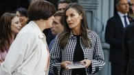 Isabel Díaz Ayuso vuelve a coincidir en el look con Letizia: gabardina de ante, vaqueros pitillo y mocasines