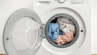 Según lo recomendado por los tapiceros: El método rápido para limpiar tus cojines en 5 minutos