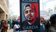 Migrante deportado ilegalmente a El Salvador vuelve a EE UU y es acusado de tráfico humano