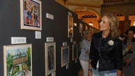 El look más atrevido de la Infanta Elena con pantalón muy ancho y fluido para presidir unos premios de pintura infantil