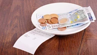 Polémica en un restaurante de Málaga por exigir propina: "3,5 por persona sin ni siquiera consultarlo”