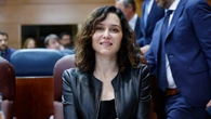 La cazadora de piel de Ayuso que puedes llevar al trabajo o a una tarde de fútbol con amigas