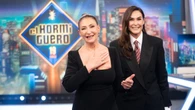 Vicky Martín Berrocal se empodera con traje (y corbata) y su madre con vestido de su firma para su noche con Pablo Motos