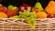 Aclarar con agua no es suficiente: el truco para eliminar los pesticidas de frutas y verduras por completo