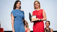 El look más elegante (y rebajado) de Ayuso: vestido asimétrico de invitada perfecta de Mango por 35 euros