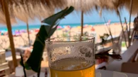 Un periodista británico prueba y valora la cerveza a un euro en Benidorm: “Sentí que había cometido un robo”