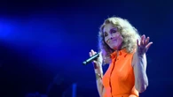 Ana Belén da una lección de estilo a los 74 años con este vestido de efecto 'buena cara' al instante en Sitges