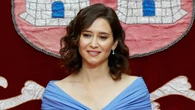 Ayuso recupera su vestido azul 'made in Spain' que estrenó en su investidura para su cita con Milei en Madrid