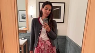 En otoño vamos a querer seguir llevando la falda pareo como hace Sassa de Osma en Suiza con bailarinas de terciopelo