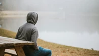 Callarse para evitar conflictos: lo que dice la psicología sobre este hábito
