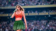 Taylor Swift apuesta por el naranja y el verde: 9 outfits inspirados en los colores de “The Life of a Showgirl”