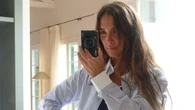 Las chicas que veranean en el norte como María Pombo saben que el bañador más clásico se lleva con camisa a la playa